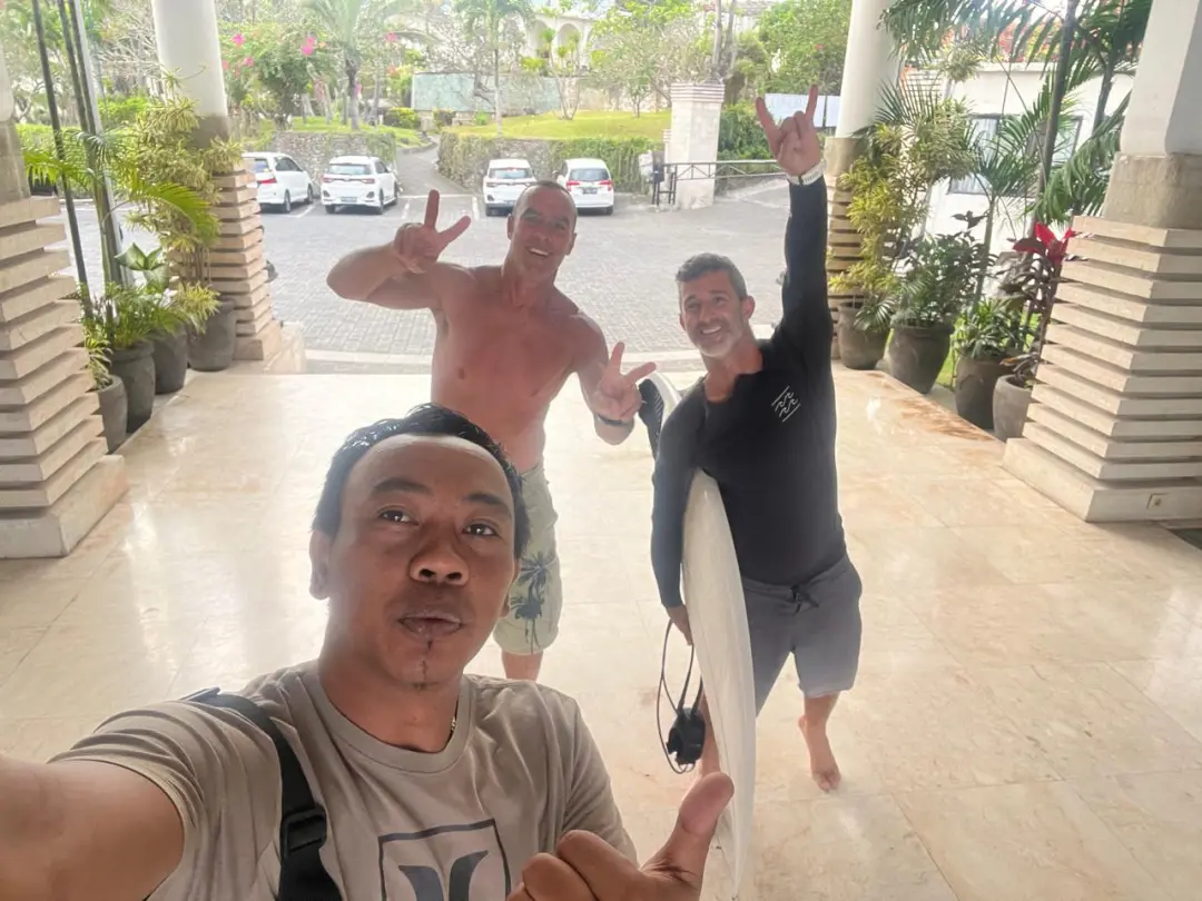 Guests arriving at their hotel with a surfboard